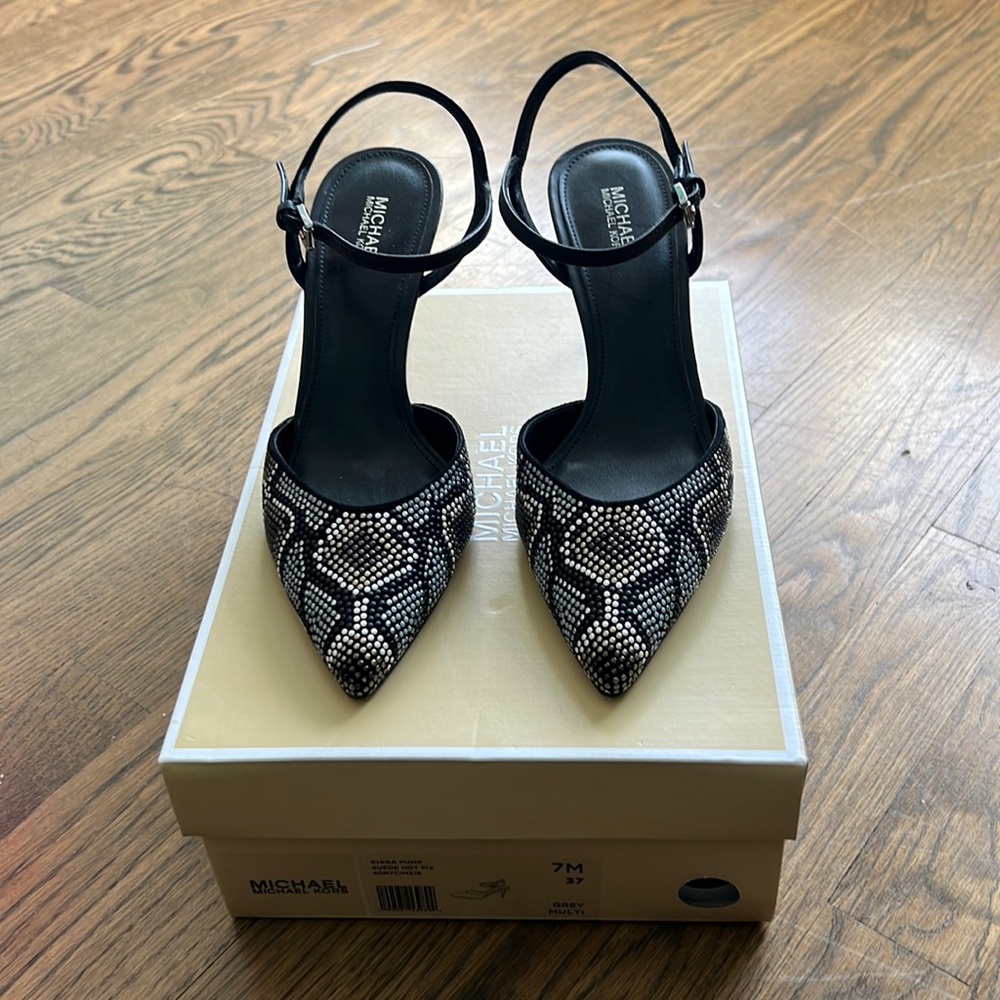 MICHAEL Michael Kors Ciara pump w/metallic design on toe 3 inch heel size 37/7